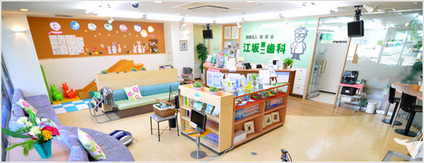 医療法人徳真会 江坂第二歯科(医療事務/受付の求人)の写真4枚目:マッサージチェア、コーヒーマシン、雑誌、漫画本など、様々な設備を完備!