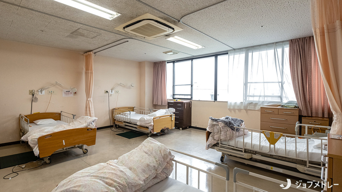 介護老人保健施設ヒューマンライフ富士（介護職/ヘルパーの求人）の写真22枚目：明るい日差しが差し込む4人部屋です