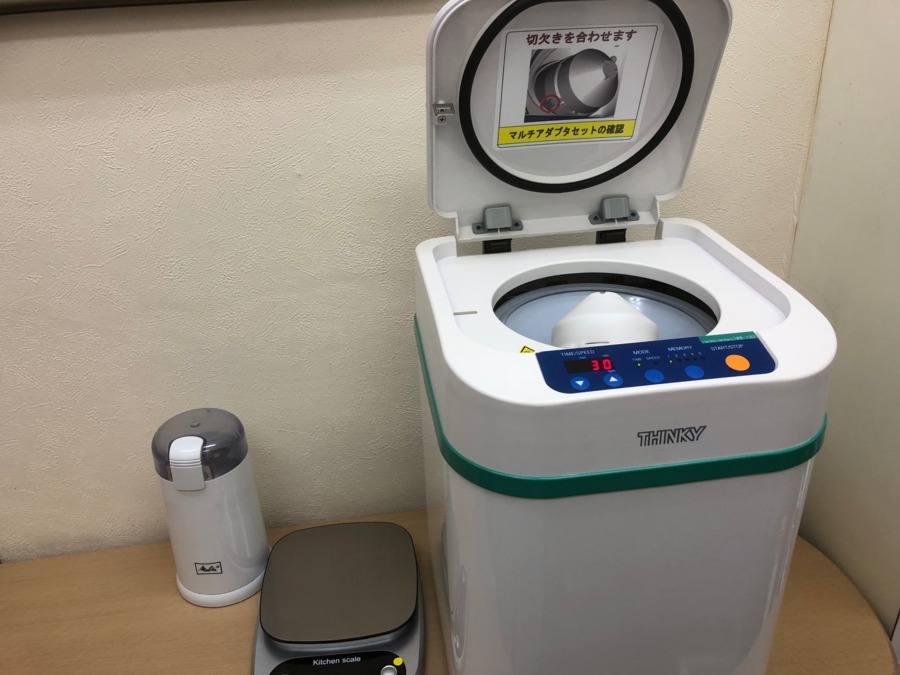 有限会社　晴天堂薬局（薬剤師の求人）の写真4枚目：軟膏自動混合の機械です。仕上がりがきれいで早いです。服薬指導に集中できますね。