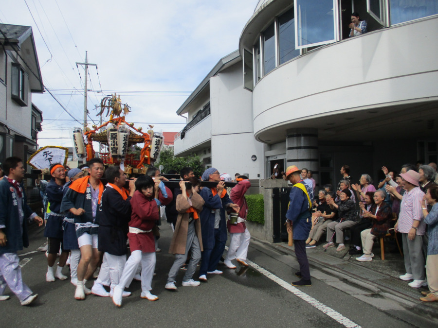 あすなろみんなの家（介護職/ヘルパーの求人）の写真1枚目：町内会のお神輿が来ました