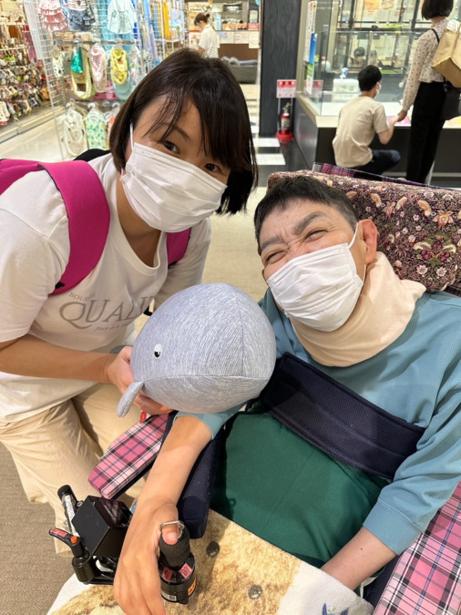 訪問介護 暖家（生活支援員の求人）の写真2枚目：移動支援(重度訪問介護)の様子
