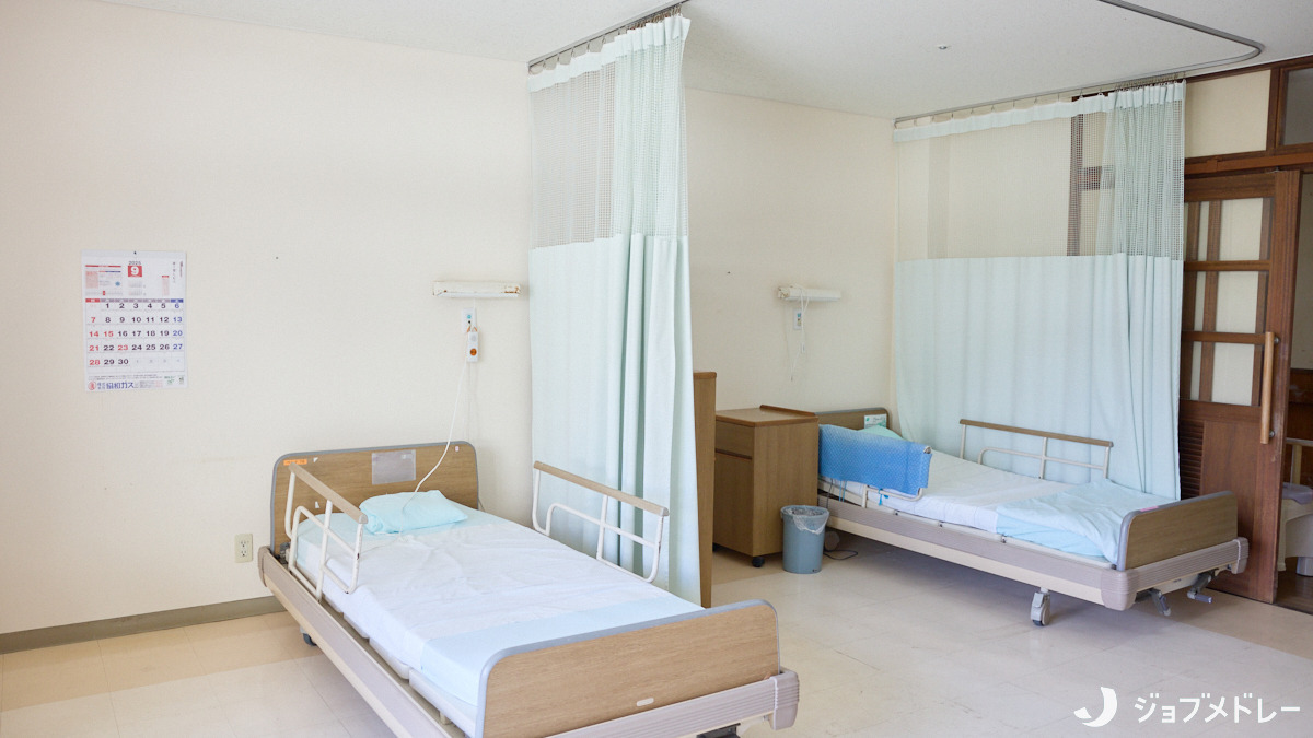 介護老人保健施設　はなみずき（看護師/准看護師の求人）の写真23枚目：ベッドが並ぶ多床室です