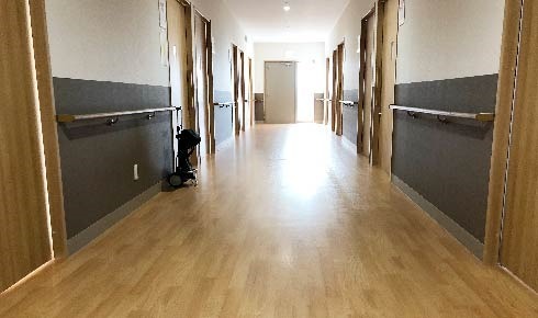 ソーシャルライフ小郡の写真4枚目：各廊下です
車いす同士でも十分すれ違うことが出来る広さがあります