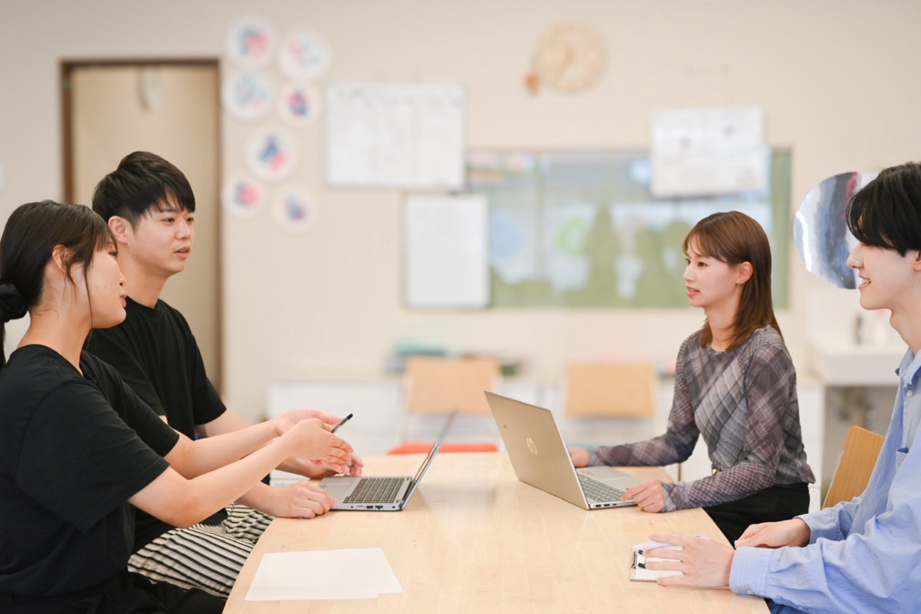 児童発達支援・放課後等デイサービス まなび（公認心理師/臨床心理士の求人）の写真4枚目：午前中には、ミーティングで児童の支援についてお互い意見を出し合ったりしています！