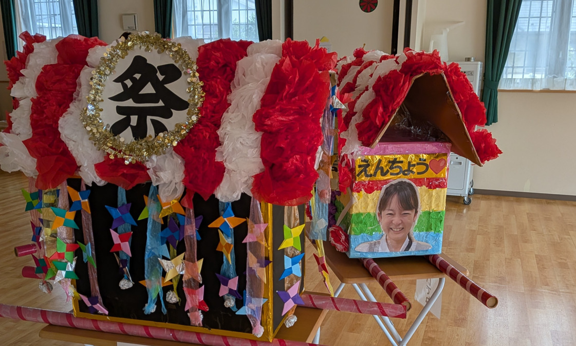 豊四季はぐくみ保育園（保育士の求人）の写真6枚目：秘密で園長神輿を作り、園長にドッキリを仕掛ける等、楽しみながら仕事しています