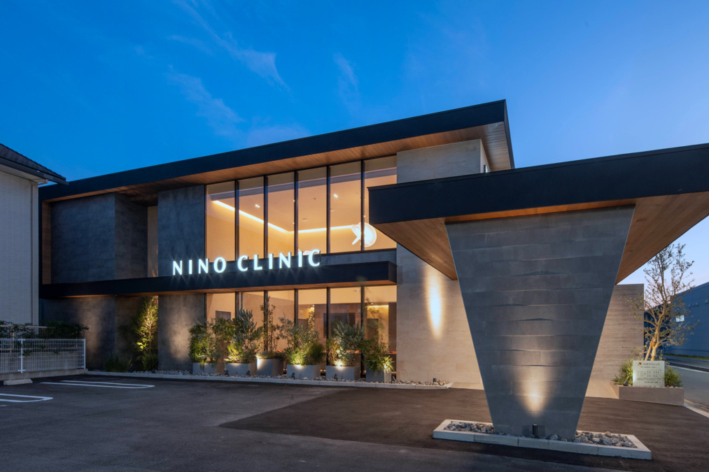 にのクリニック（医療事務/受付の求人）の写真4枚目：暗くなると、昼間の雰囲気とはまた変わります。