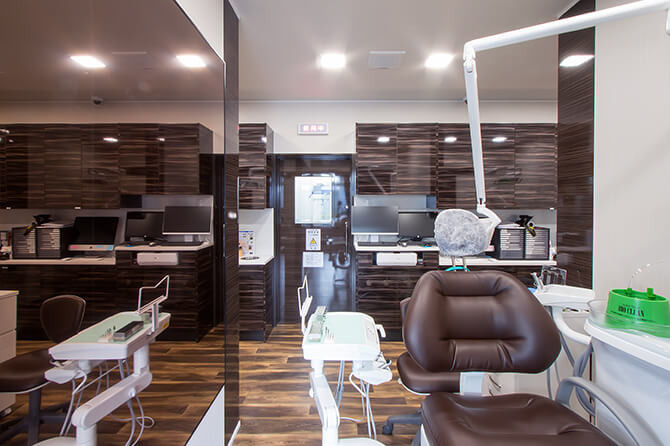 名古屋みなと歯科・矯正歯科（歯科衛生士の求人）の写真8枚目：半個室でゆったり治療を受けていただけます。