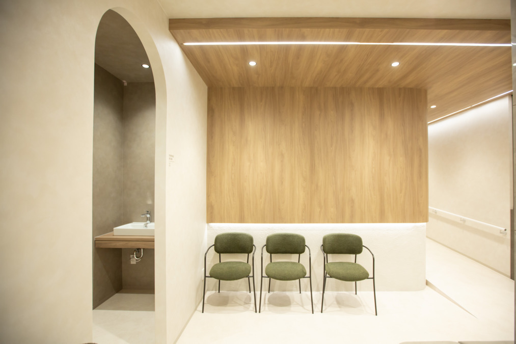 京都河原町スマイルデザイン歯科・矯正歯科【2025年09月16日オープン】の写真2枚目：待合室