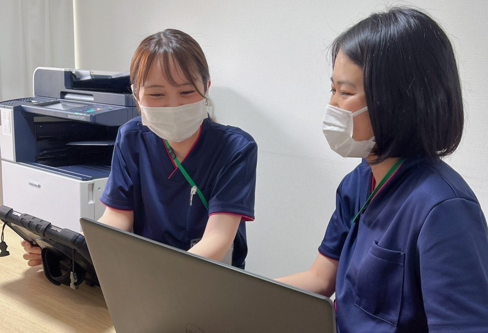 スマイル訪問看護ステーション鴨居（理学療法士の求人）の写真7枚目：利用者様について相談しています。