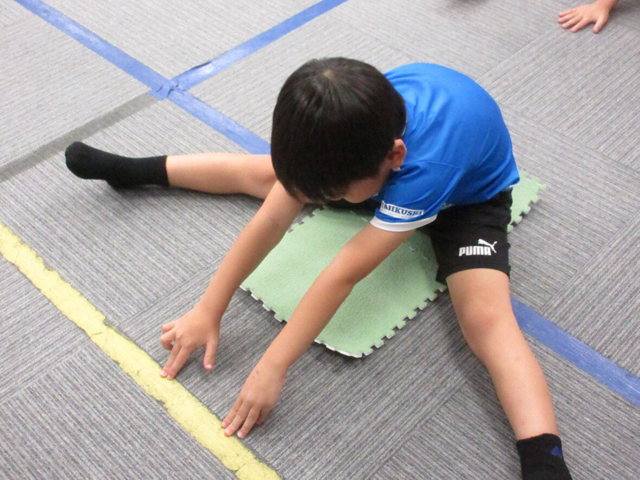 こどもスポーツ園SCF（児童発達支援管理責任者の求人）の写真2枚目：活動前には、柔軟体操を頑張るよ♪