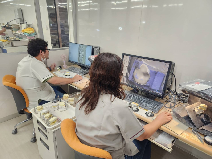 株式会社サポート 南館（歯科技工士の求人）の写真4枚目：ラボスキャナーは全社併せて12台稼働しております。全て3shapeです。