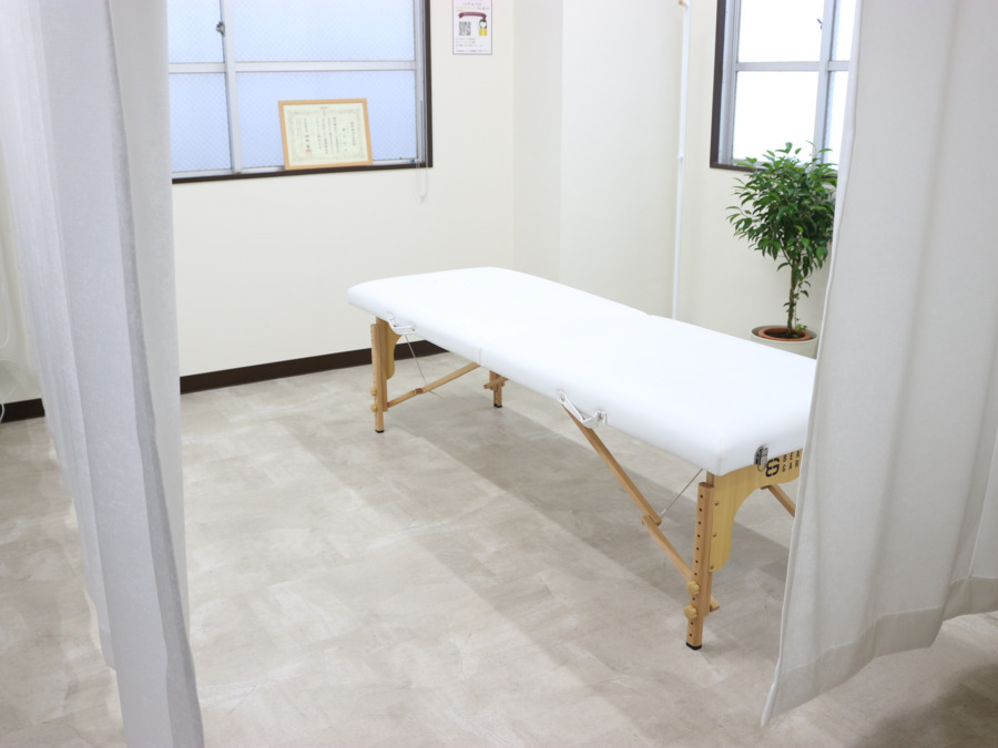 女性専用 整体えびす丸 大阪本町店(整体師の求人)の写真6枚目:カーテンを閉めれば完全個室。清潔感を重視し、タオルは敷かずアルコール消毒。