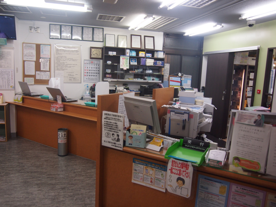 本町調剤薬局（薬剤師の求人）の写真2枚目：現在はパーテーションでカウンターは区切られています。投薬スペースが３つあります。