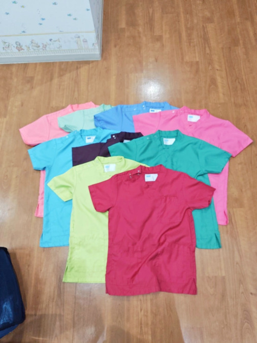 たんぽぽ小児歯科(歯科衛生士の求人)の写真10枚目:カラフルなスクラブを準備しています。