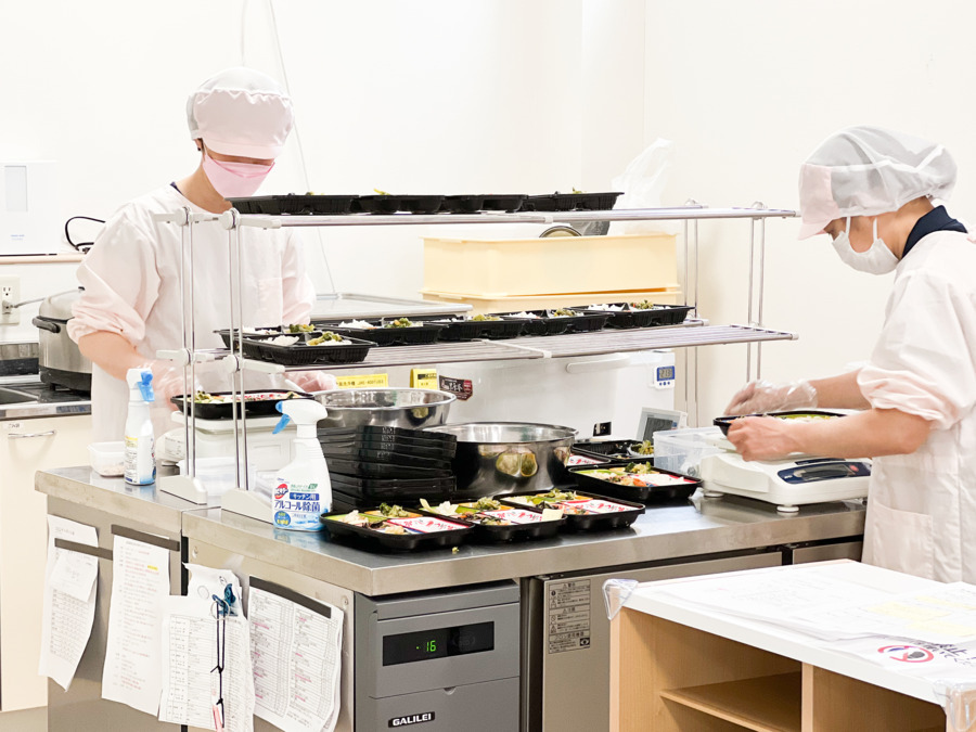 生活リハビリ特化型デイサービス リカバリーホームズ獅子ヶ谷(介護タクシー/ドライバーの求人)の写真8枚目:介護弁当を作っている現場です