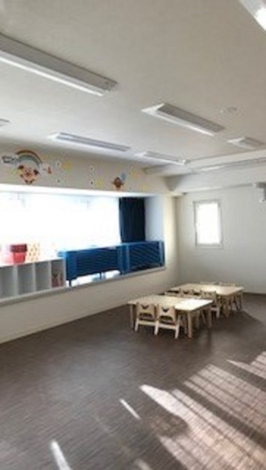 ちびっこランド日吉駅前園（保育士の求人）の写真4枚目：南向きの明るいお部屋