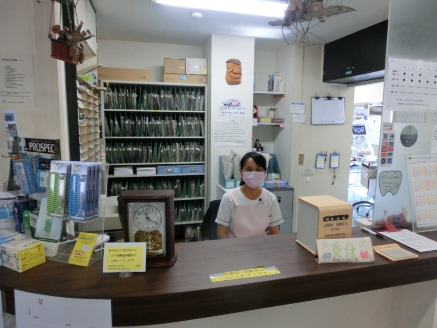 医療法人社団たからべ会　財部歯科医院（歯科助手の求人）の写真2枚目：シールドされた受付