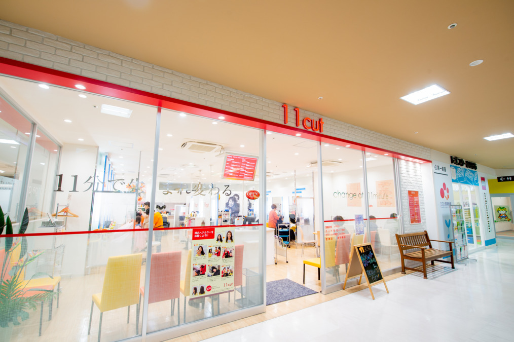 美容室イレブンカット　イオンモール大高店【2025年10月オープン予定】（美容師の求人）の写真2枚目：2016年OPEN。店長さんがキレイ好きなので店内はピカピカです ^^) 