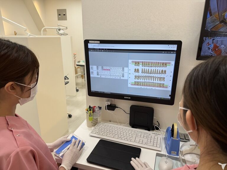 フジモール吹上ファミリー歯科 矯正歯科（歯科助手の求人）の写真3枚目：報連相。分からない事があれば先輩に相談できます。