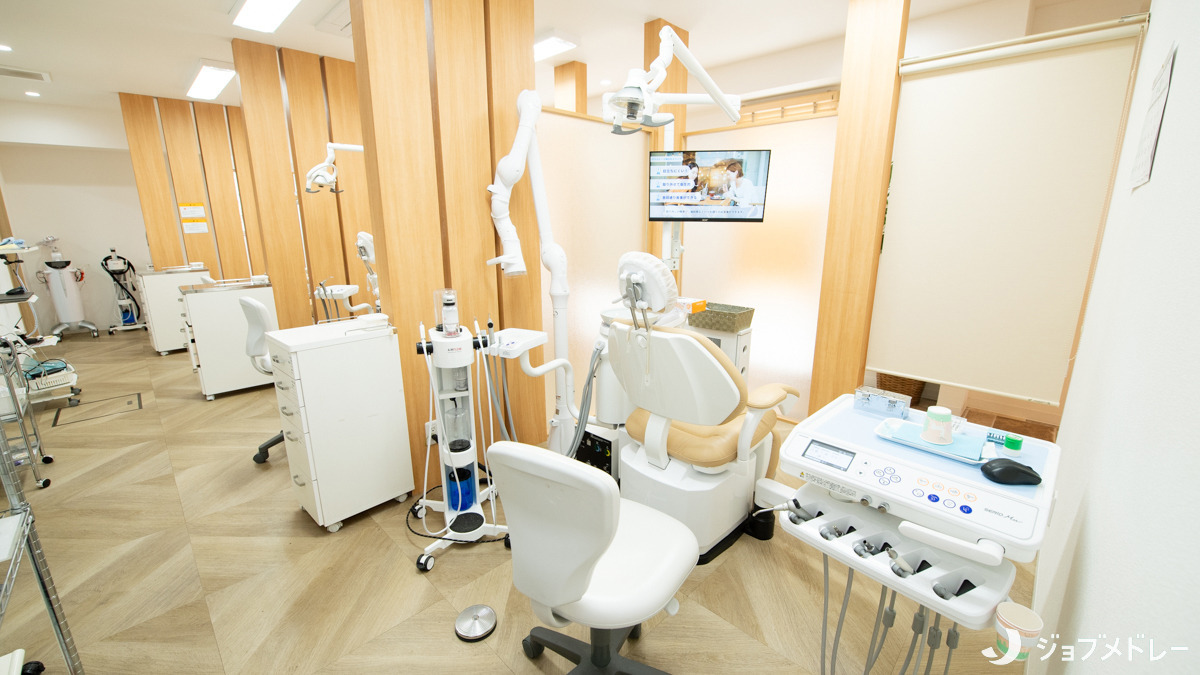 かわべ歯科医院（歯科衛生士の求人）の写真10枚目：広々としたユニットです