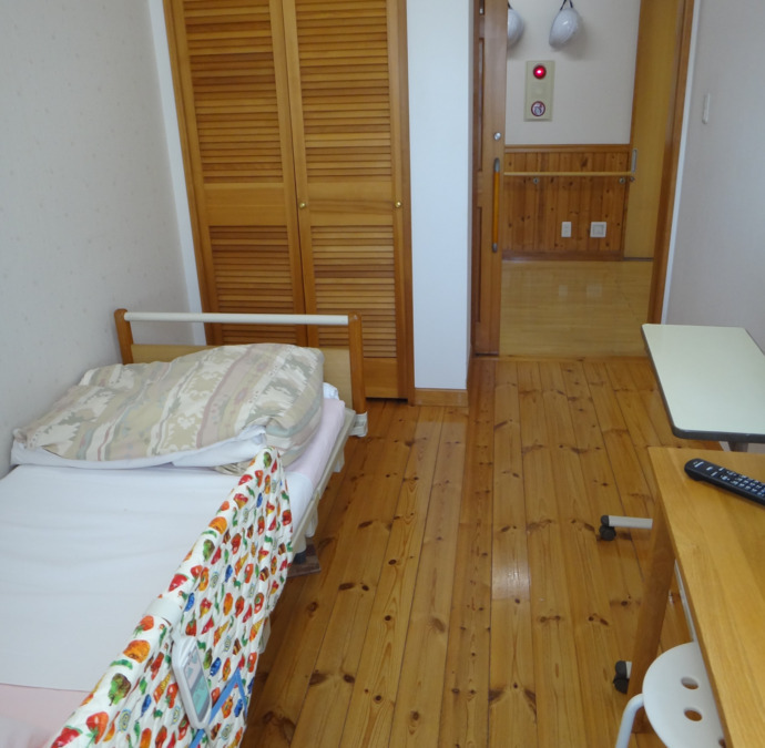 グループホームいずみ(介護職/ヘルパーの求人)の写真5枚目:木のぬくもりを感じていただけましたら