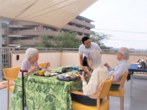介護付有料老人ホーム アプリコ武蔵小金井(介護職/ヘルパーの求人)の写真:バルコニーでの食事会♪
外の空気を感じることができ、好評です!