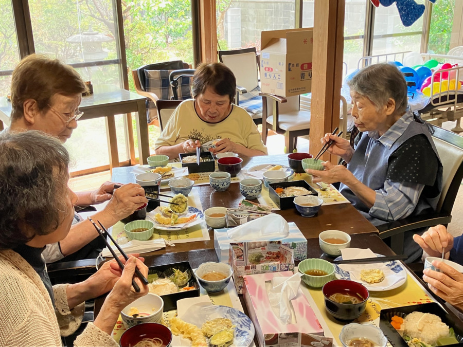 デイサービス福町（一般財団法人　氏家記念財団）（介護職/ヘルパーの求人）の写真3枚目：昼食は毎日手作りで、旬の野菜など季節感を感じて頂けるように工夫しております。