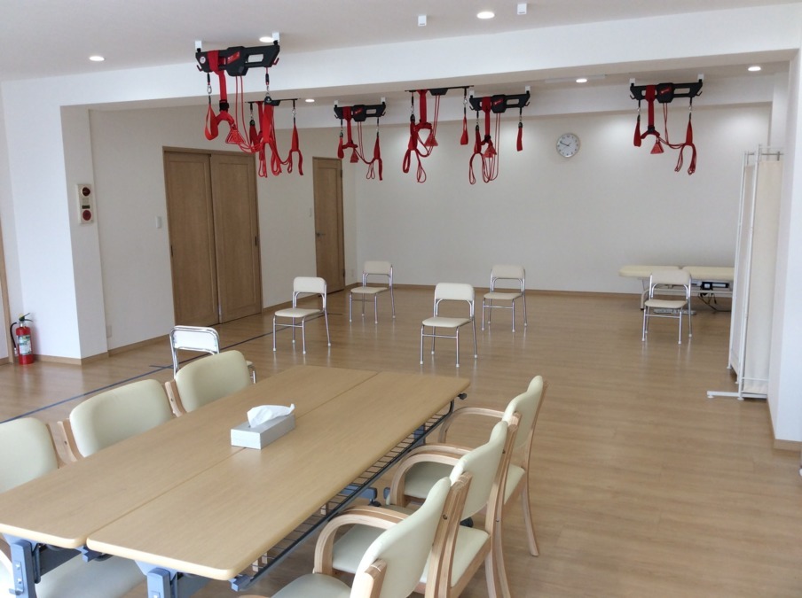 セラピストデイ菅生(作業療法士の求人)の写真:ダウンライトにウッドフローリングで落ちついた雰囲気の職場です