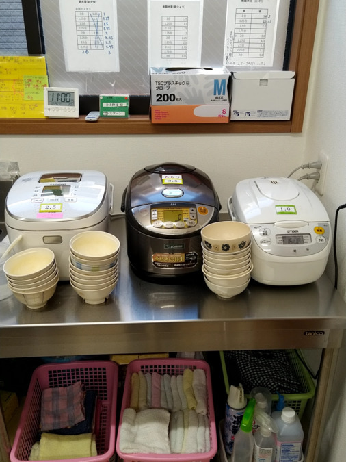 住宅型有料老人ホームスミカ春日井（調理師/調理スタッフの求人）の写真4枚目：炊飯器でご飯の準備をします。