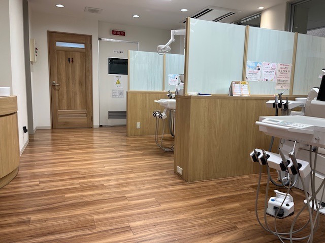 なお歯科クリニック(歯科衛生士の求人)の写真3枚目:診療室は半個室で衛生的です