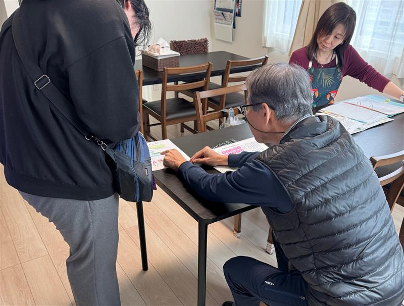 リビットはうす所沢（生活支援員の求人）の写真4枚目：利用者様とのようす