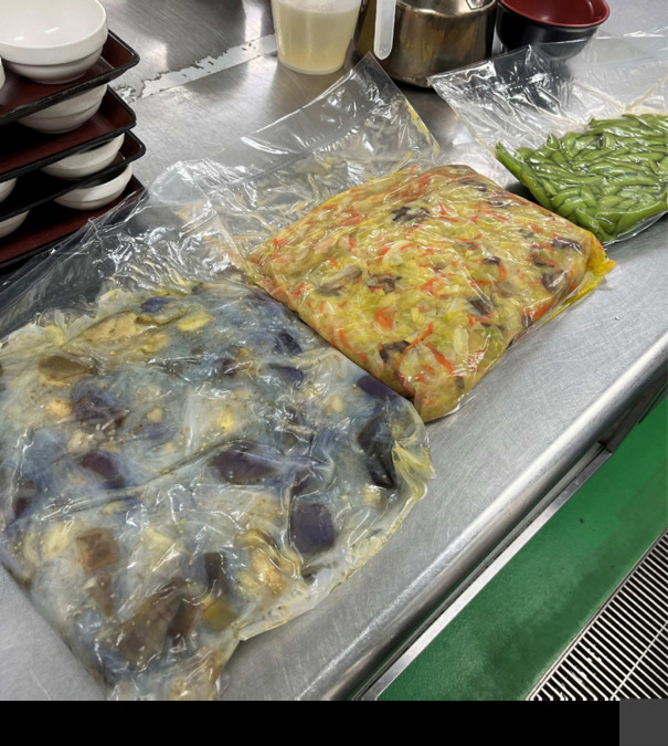 介護付有料老人ホーム あいらの杜 朝霧(管理栄養士/栄養士の求人)の写真6枚目:調味・調理された食材を加工するので、お家で料理をしない方でも安心です