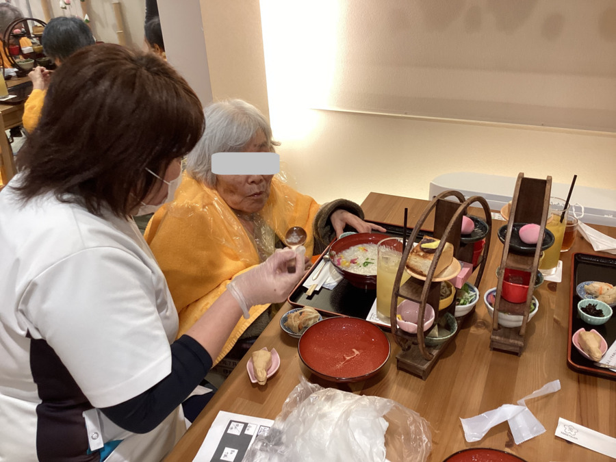 介護老人保健施設おおひら(理学療法士の求人)の写真3枚目:外出リハビリ(三島和カフェ)