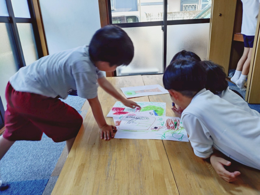 放課後等デイキッズスマイル（保育士の求人）の写真4枚目：活動：木を描こう