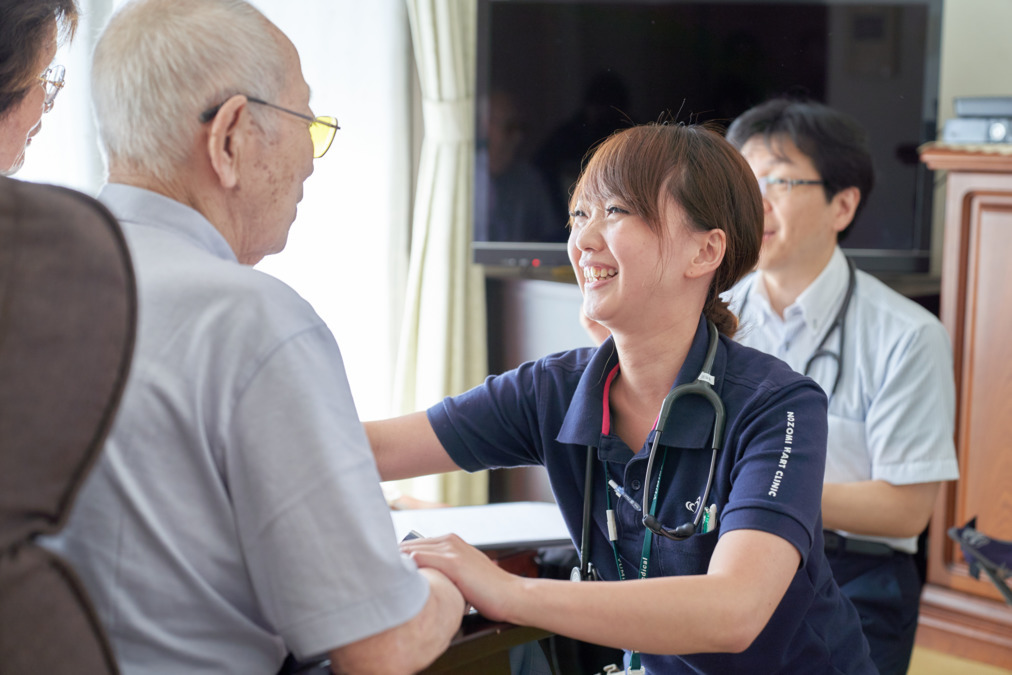 医療法人社団ゆみの　わかばハートクリニック（看護師/准看護師の求人）の写真2枚目：【訪問診療補助】医師と同行し、患者さんに包括的な医療を提供します。