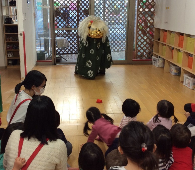 マグハウス都立大学（保育補助の求人）の写真9枚目：お正月には獅子舞がやってくる！？圧巻の舞でした。