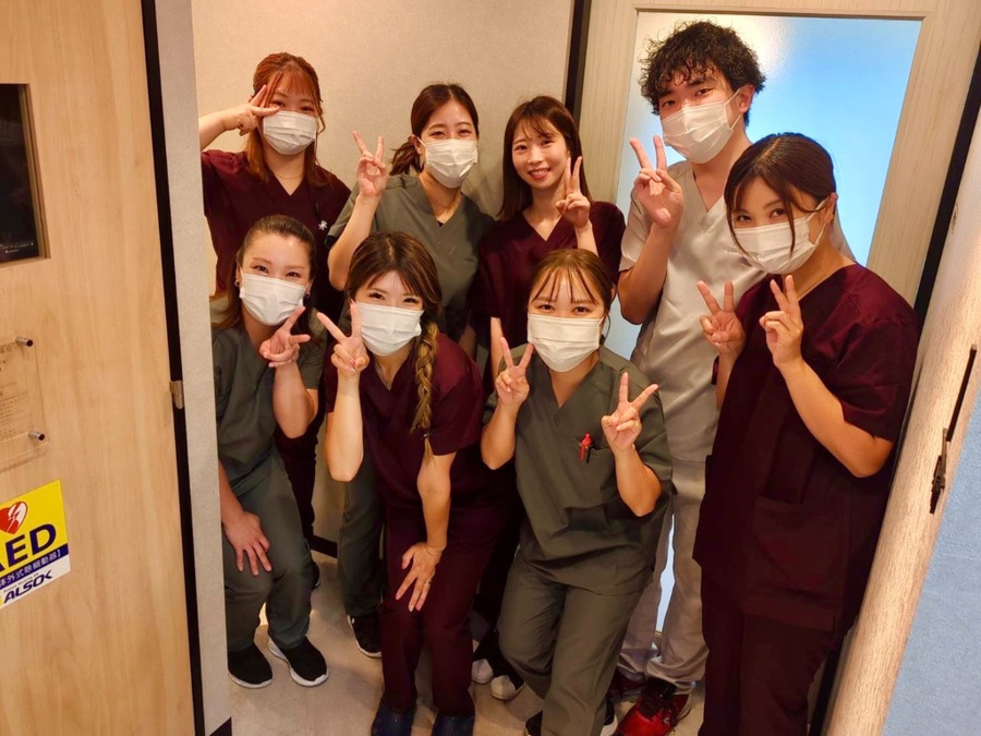 すずきファミリー歯科クリニック（歯科衛生士の求人）の写真10枚目：スクラブも一新して、スタッフ全員で最高のチーム作りを目指しています