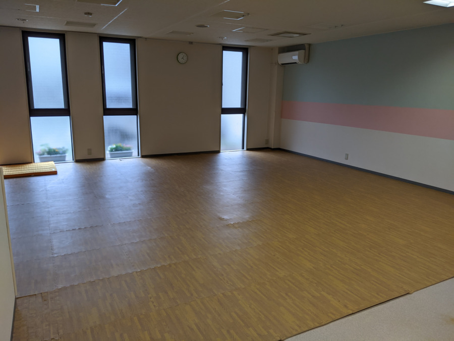 児童発達支援・放課後等デイサービス　LUMO　西宮江上教室（柔道整復師の求人）の写真6枚目：朝の指導訓練室
広い空間で運動できるようにしています