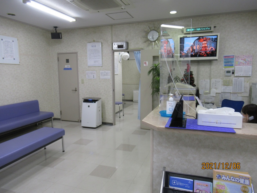 医療法人社団日々希会都筑耳鼻咽喉科クリニック（看護助手の求人）の写真5枚目：広く清潔でプラズマクラスターイオン発生空気清浄機を設置した待合室