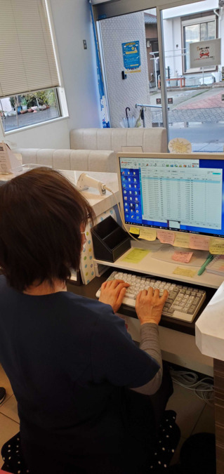 あいち薬局時之島(調剤事務の求人)の写真6枚目:仕事風景です。PCを使用して処方せん情報を入力します。