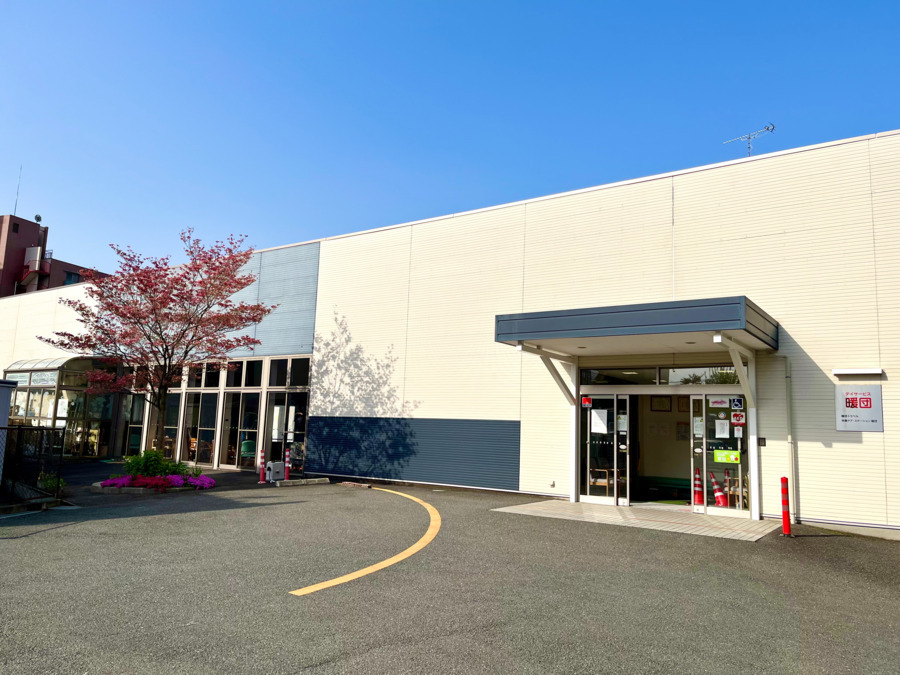 デイサービス暖団 西大路の写真3枚目:JR西大路駅から徒歩3分!天井の高さが5.5メートルあり、非常に開放的です!
