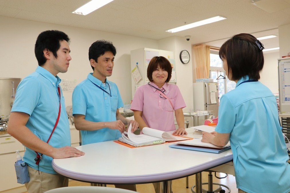 介護老人保健施設　エスペラル東淀川（看護師/准看護師の求人）の写真7枚目：介護、看護師、リハビリなどそれぞれの専門のスタッフがいるので安心して仕事できます