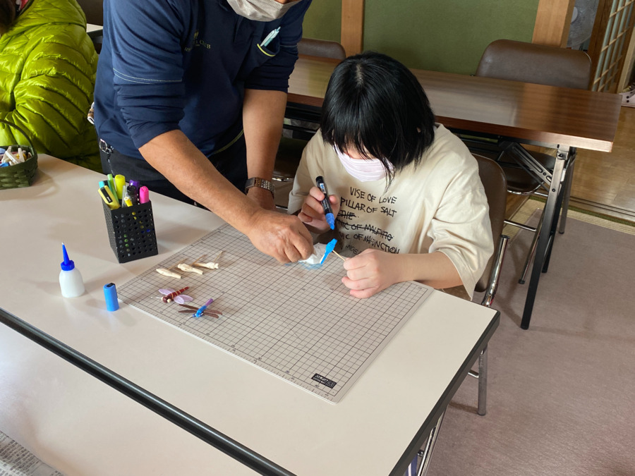 就労継続支援B型事業所二輪草の写真2枚目：利用者様が木工作業をしています。助言をおこなう事も大事なお仕事です。