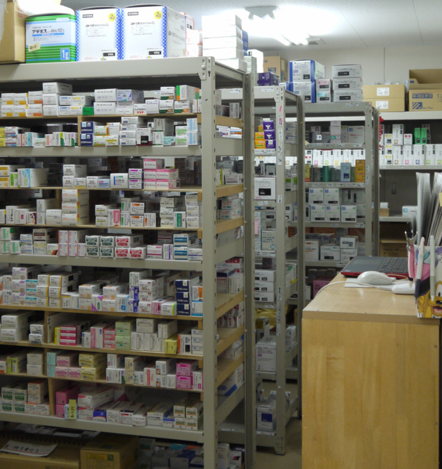 すずらん調剤薬局（薬剤師の求人）の写真11枚目：医薬品の専用倉庫もあり、薬剤師として学べることがたくさんあります！