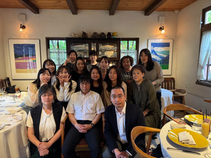 医療法人 小向井歯科クリニック（歯科衛生士の求人）の写真8枚目：院長ほか常勤・非常勤の先生方です。年２回の食事会で親交を深めます。