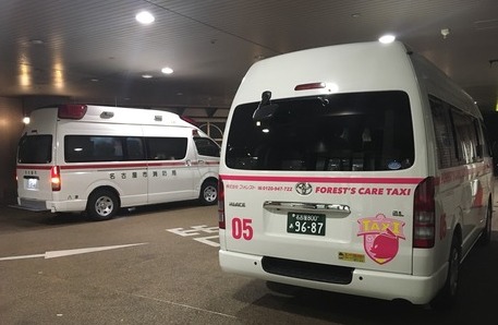 フォレストの介護タクシーの写真2枚目：緊急用の大型タクシー（右）です！左の救急車にも負けていません(^^♪