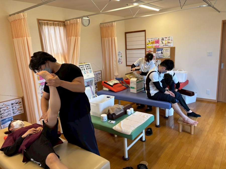 はり灸接骨院いのラボ 小新院(柔道整復師の求人)の写真7枚目:経験豊富な先輩からの実地指導が充実! 安心して成長できる環境です。