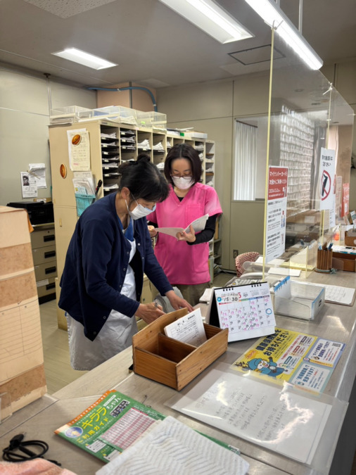 結束耳鼻咽喉科・皮膚科医院【2025年09月オープン予定】（医療事務/受付の求人）の写真5枚目：事務スタッフが診察開始前の確認作業をしています。
（撮影場所：旧病院）
