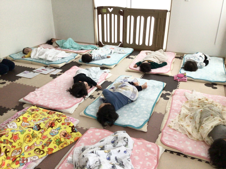 みくに保育所（保育士の求人）の写真8枚目：　　　　皆で一緒にお昼寝♪