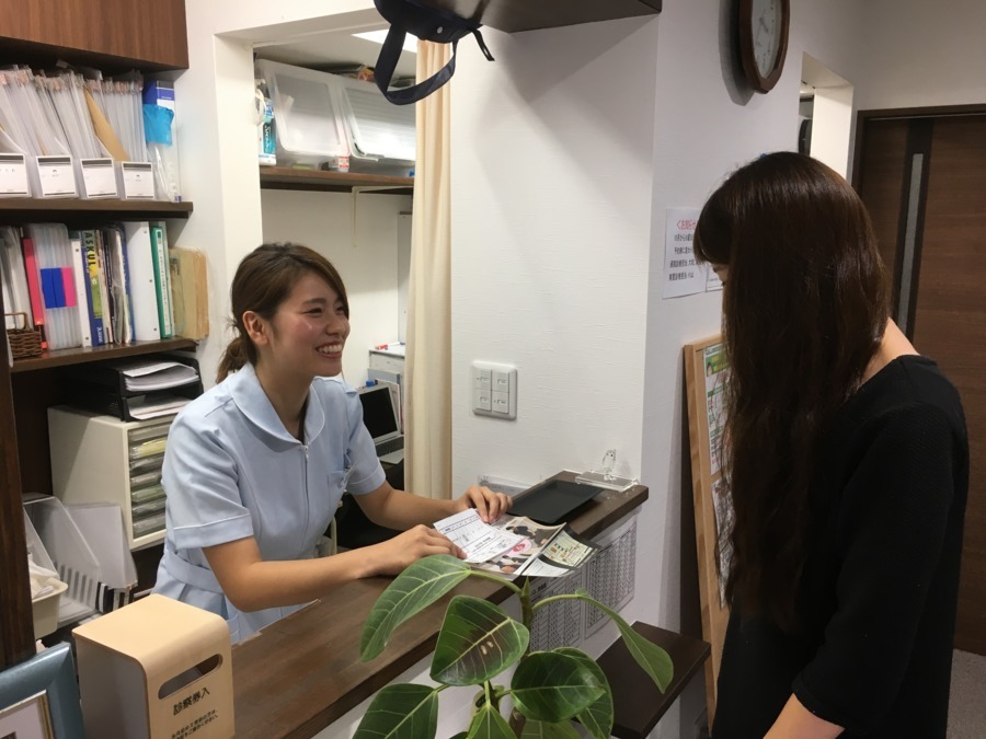 こやま鍼灸整骨院の写真2枚目：常に笑顔を意識して、応対します。